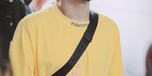 What pants should a yellow T-shirt match with for men (a yellow T-shirt paired with gray casual pants exudes youthful vitality)