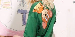 The regular way of wearing T-shirts is very fashionable (it’s also very fashionable to wear shirts layered on top of each other)