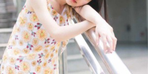 What goes well with a suspender dress (this way is both high-end, elegant and feminine)