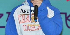 Wearing a sweatshirt suit turns into a smart guy (the belt is slightly embarrassing when it falls off)