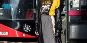 Does a T-shirt look better with long sleeves or short sleeves (it’s surprising why Liu Wen can look so good in it)