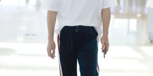 T-shirts are always one size larger and full of fashion (this time the hairstyle steals the spotlight)