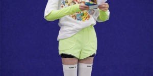 A white T-shirt off the street can also look high-end (a pair of beautiful legs is particularly photogenic)