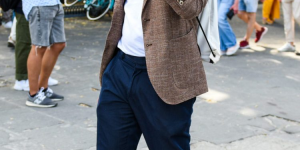 There is a fashionable style in spring called white T+ jacket (the style is versatile and does not matter who you wear it to create different charms)