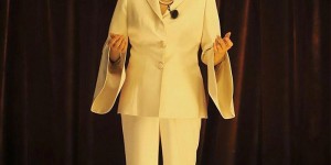 Wearing a striped T-shirt and wide-leg pants looks so stylish (wearing cat-ear sunglasses is even more eye-catching)