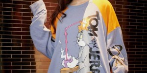 Who says sweatshirts are outdated (this combination is super practical in spring)