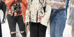 Wear a peach heart sweatshirt and a fisherman hat (casual and simple, still like a little girl)