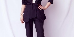 Wearing a suit and a white T-shirt, casual and fashionable (the 14-year-old son is taller than his mother)