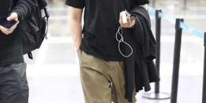 The simple T-shirt looks trendy (he is worthy of being an ageless male god)