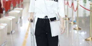 Wear the same T-shirt with long boots to show off your legged status (the sense of age is hidden in the matching)