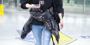 The way to wear a sweatshirt is quite unique (the wide style can show off your slender figure)