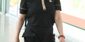 What pants to wear with a black polo shirt (Wearing a black polo shirt with overalls will not show your age at all)