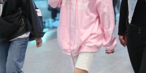 Wearing a T-shirt and shorts to reduce age casually (looks like an 18-year-old girl)