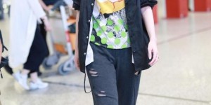 Wearing a pink bra over a T-shirt doesn’t look tacky (it’s also very fashionable and high-end)