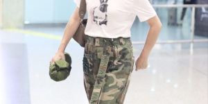 A T-shirt paired with trousers is simple and relaxed (you don’t look old even without makeup)