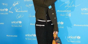 How to wear a cultural shirt (a cultural shirt paired with black long-sleeved bottoming will show you have a good figure)