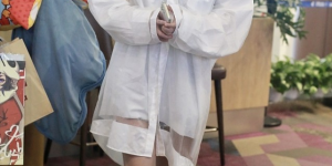 If you are thin and petite, you may prefer plus-size clothing (a Polo skirt paired with piled socks is quite individual)