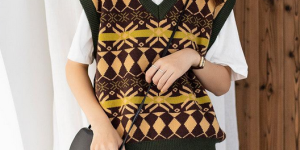 It’s enough to prepare these three knitted vests for early autumn (it’s fashionable and age-reducing when paired with a T-shirt)