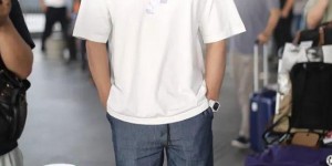 The T-shirt looks fashionable and elegant (you can wear it like this perfectly)