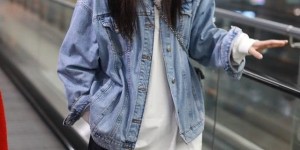 Wearing a purple sweatshirt and straight pants looks fresh and looks younger (I believe her even if she says she is 23 years old)