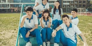 Should polo shirts be tucked into pants (Polo shirts open this way are high-end)