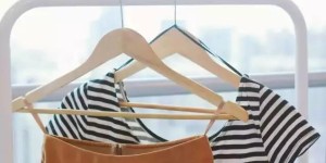 How to hang a T-shirt on your shoulders without deforming it (have you made all these little secrets on your clothes)