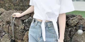 How to knot a T-shirt to look good (even if a T-shirt is knotted like this and it doesn’t look good)