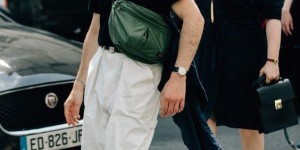 Choose a large or small T-shirt (remember not to wear T-shirts in summer otherwise they will be greasy and look old)