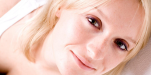 What to do if the neckline of your T-shirt becomes wavy (a little trick to make your T-shirt white and shiny every time you wear it, like a new one)