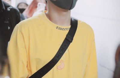 What pants should a yellow T-shirt match with for men (a yellow T-shirt paired with gray casual pants exudes youthful vitality)