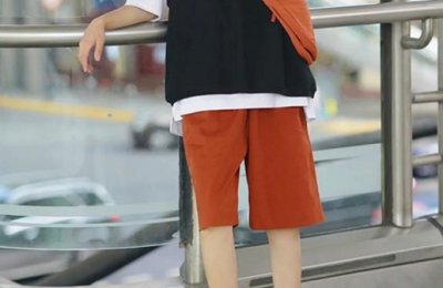 What kind of pants are suitable for matching T-shirts (all four types are acceptable except wide-leg pants)