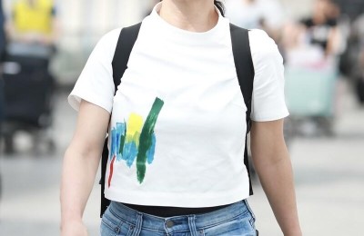 What kind of pants will look good with a black polo shirt? (Paired with overalls, you won’t look aged at all)