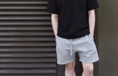 Men over the age of 40 should not wear clothes that are too flashy and inappropriate (wearing more of these plain T-shirts is quite classy)