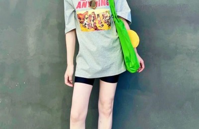 This summer, a popular outfit is called a big T-shirt + cycling pants (cool, fashionable and makes your legs look longer)
