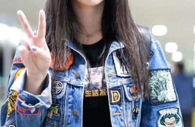 Liu Yan is becoming more and more active and younger. She wears a pink T-shirt and wide-leg pants to walk to the airport (it is not an exaggeration to say that she is 18 years old).