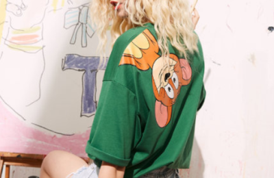 The regular way of wearing T-shirts is very fashionable (it’s also very fashionable to wear shirts layered on top of each other)