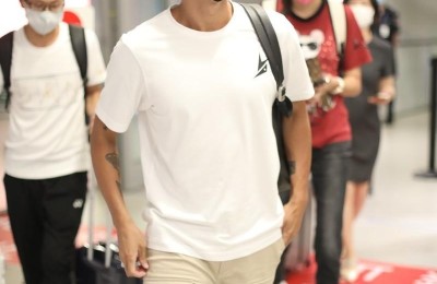 Cargo shorts + white T-shaped shirt are full of male style (the wife lowered her head the whole time)