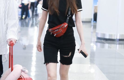 Wear a tight T-shirt with cycling pants and wear it loosely (this is what you call a hot mom)