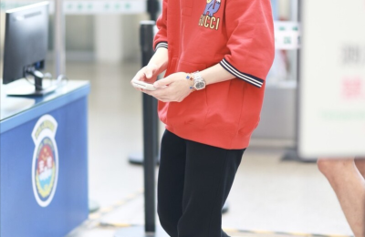 Wearing a bright red T-shirt so trendy (the style is very eye-catching)