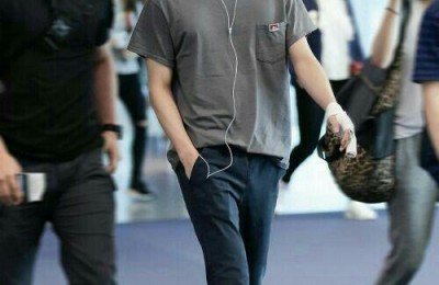 A gray T-shirt is inconspicuous (people with good clothes like to wear it this way)