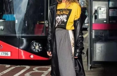 Does a T-shirt look better with long sleeves or short sleeves (it’s surprising why Liu Wen can look so good in it)