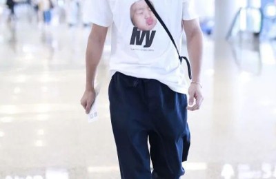 White T + wide-leg pants are full of literary style (a 36-year-old looks like a 26-year-old)