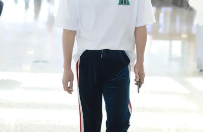 T-shirts are always one size larger and full of fashion (this time the hairstyle steals the spotlight)