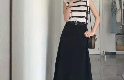 What skirt looks good with a striped T-shirt (it is more dynamic than a solid-color T-shirt)