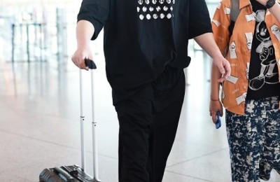 The ripped T-shirt is trendy (the flip-flop look is down-to-earth)