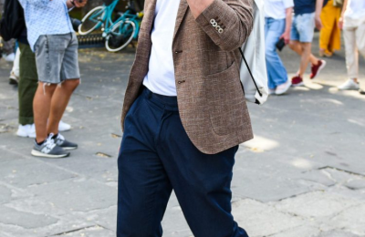 There is a fashionable style in spring called white T+ jacket (the style is versatile and does not matter who you wear it to create different charms)