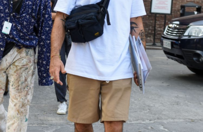 Everyone is wearing shorts + T-shirts in summer (these combinations are trendy and not picky)