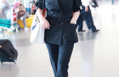 Wearing a sweatshirt and jeans, you have an outstanding temperament (your face is too beautiful for your age)
