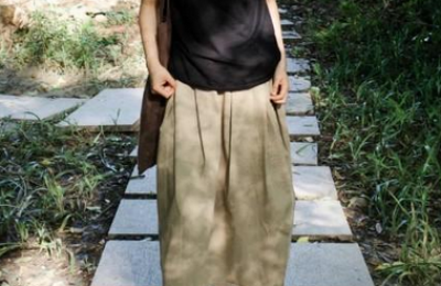 T-shirts are still the most practical and versatile (teach you how to wear them fashionably, eye-catchingly, and show off your temperament)