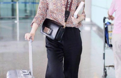 A red sweatshirt and straight pants make you look slimmer and younger (even aunts can become girls)
